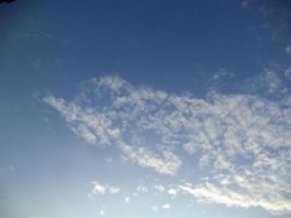 nubes blancas cubren el cielo foto