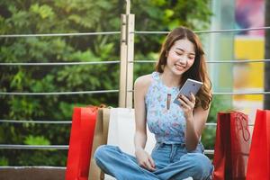 asia joven selfie con bolsas de compras foto