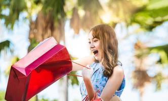 joven asiática tiene maravillosas bolsas de compras foto