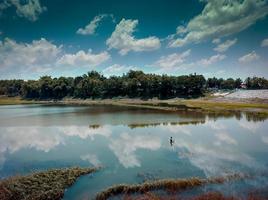 vista panorámica del hermoso lago foto