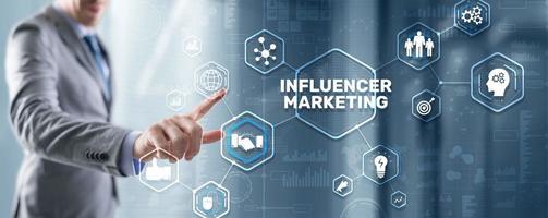 concepto de marketing de influencers. concepto de internet empresarial foto