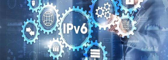 ipv6. hombre de negocios presionando la interfaz de pantalla táctil y seleccione el icono de protocolo de Internet foto