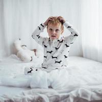 niño en pijama foto