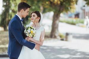 retrato de feliz pareja de novios al aire libre. fantástico día de verano foto