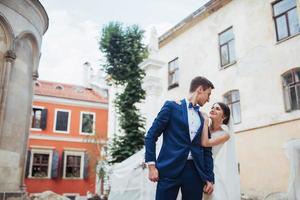 retrato de boda de una pareja feliz. pararse y besarse foto