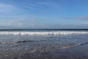 foto borrosa de playa y cielo azul