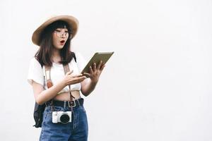 joven mujer asiática guía viaje uso tableta dispositivo para tour inteligente fondo blanco. foto