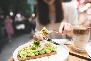 guacamole aguacate comida saludable y antecedentes de mujeres asiáticas en un restaurante al aire libre el día foto