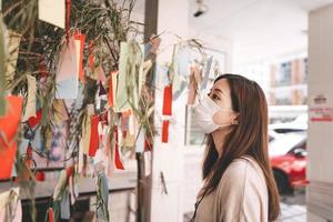 festival de la cultura japonesa de tanabata en julio verano mujer usa mascarilla para proteger el virus covid-19. foto