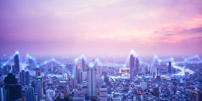 concepto de tecnología de conexión de red digital. ciudad de bangkok al atardecer foto