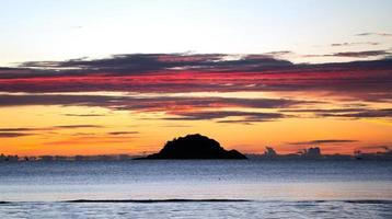 Siluetee la isla tropical por la mañana con el cielo espectacular de la salida del sol foto