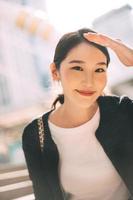 retrato de una joven y hermosa mujer trabajadora de negocios asiática en el día. foto