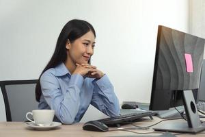desarrolladores de software de mujeres asiáticas sentadas frente a computadoras mirando códigos de computadora en la pantalla.