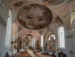 oberammergau alemania julio 2019 arquitectura interior con muebles, decoraciones, frescos y esculturas de la iglesia de la parroquia católica de paul y san pedro en oberammergau, foto