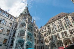 munich alemania 2020 la neu rodeada por un foso lleno de agua, accesible solo a través de un puente fortificado foto