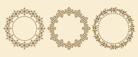 marcos redondos estampados. colección de patrones redondos de damasco. bordes marrones tallados sobre un fondo beige. ilustración vectorial