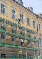 andamios para la renovación de edificios en el centro de la ciudad de munich foto