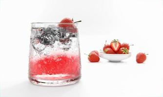 cóctel de alcohol de frutas frescas o cola sin alcohol en un vaso transparente clásico con cubitos de hielo. cócteles de fresa. bebidas alcohólicas mezcladas con jugo de frutas. Aislado en un fondo blanco. representación 3d foto