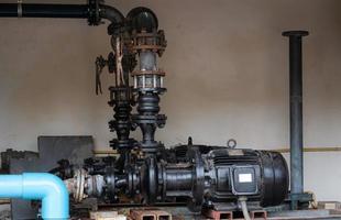 Los grandes motores industriales se utilizan para bombear agua para su uso en fábricas u hospitales. cuartos de mantenimiento para grandes motores. utilizado en aplicaciones industriales. foto