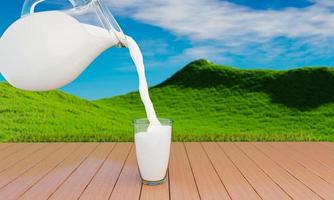 vierta la leche fresca de la jarra en un vaso de leche transparente colocado sobre un piso de tablones de madera. hay una pequeña sombra. prado verde brillante hay pequeñas colinas, nubes blancas, luz solar por la mañana foto