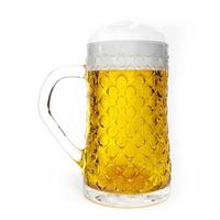 cerveza de barril o artesanal en un vaso transparente con espuma de cerveza y burbujas en el vaso. Las bebidas alcohólicas frías son populares en todo el mundo. en una representación 3d de fondo blanco foto