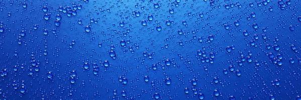 muchas gotas de agua sobre superficies metálicas o metálicas en tonos azules y azules oscuros para fondo móvil o papel tapiz. representación 3d foto