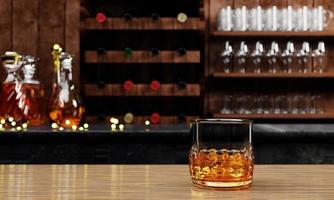 whisky o brandy, bebidas alcohólicas en botella transparente y elegante. alcohol en vidrio transparente sobre una mesa de madera. varias botellas de vino desdibujan el fondo en el mostrador del bar restaurante 3d renderizado foto