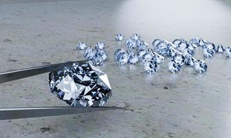 el diamante se sujeta con unos alicates. muchos diamantes colocados sobre la mesa como fondo. representación 3d foto