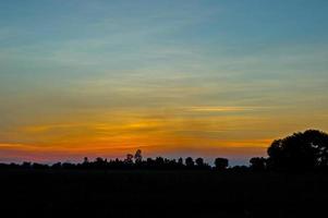 la luz del atardecer antes del anochecer todos los días. foto