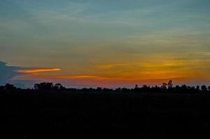 la luz del atardecer antes del anochecer todos los días. foto