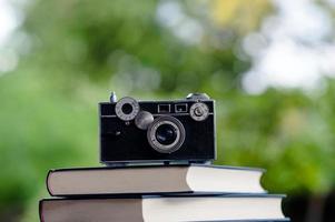 libros y cámaras puestas en el suelo. libro de cuero blanco y estudio del concepto de empatía y desarrollo foto