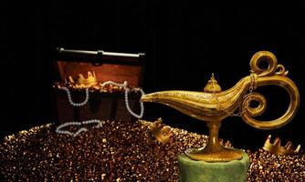 lámpara genio de fantasía, dorada, colocada sobre un pedestal. pila de tesoros con monedas de oro y collares de perlas. y una corona de oro. una linterna de estilo vintage con rastros dorados de musgo colocada en el altar.