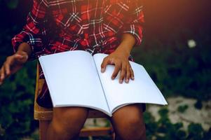 Hands and books Reading Study for knowledge The children are hard to read. Educational Ideas photo