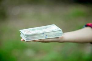 retrato de una joven feliz con un dólar en la mano. y hay un espacio de copia. foto