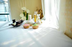 un hermoso elemento de spa en un piso de tela blanca llamado sofá. equipo de spa de salud foto