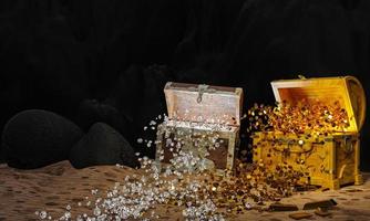 las monedas de oro y los diamantes se dispersan o rebotan en el cofre del tesoro sobre la arena con rocas y acantilados como fondo. representación 3d foto
