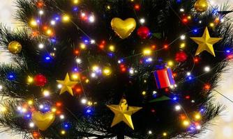 pinos decorativos para la temporada navideña, bolas decorativas y luces intermitentes, celebraciones navideñas y de año nuevo. brillante luz dorada fondo bokeh alegría. representación 3d foto