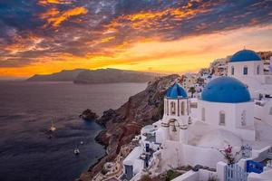 fantástico paisaje al atardecer del famoso destino de viajes y vacaciones. concepto de aventura de verano de lujo. maravillosa vista del pueblo de oia, santorini, grecia. hoteles con piscinas y arquitectura asombrosa foto