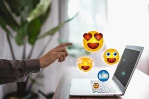 icono de emoción redes sociales y concepto digital en línea foto