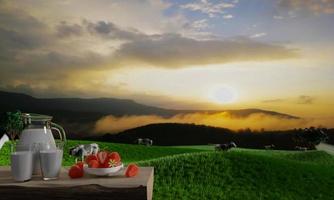 leche fresca en vaso transparente y jarra de leche en el suelo de corteza de árbol. las vacas de pradera verde brillante caminan libremente y disfrutan comiendo hierba. amplios pastizales y complejo montañoso amanecer. representación 3d foto