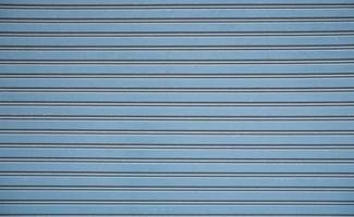 líneas rectas o líneas paralelas de una puerta de hierro puertas enrollables de metal. patrón de línea, forma rectangular de una puerta rodante adecuada para hacer pancartas, papel tapiz o fondo. foto