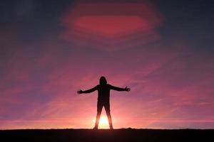 silueta de hombre caminando en la montaña con una hermosa puesta de sol foto