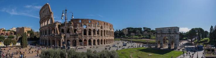coliseo y arco del triunfo vista desde fori imperiali roma italia foto