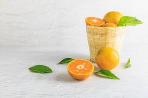 fruta naranja fresca en la cesta foto