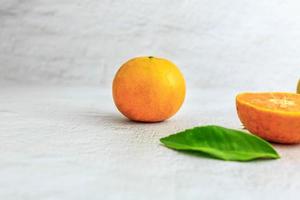 fruta naranja fresca cortada por la mitad sobre un fondo blanco foto