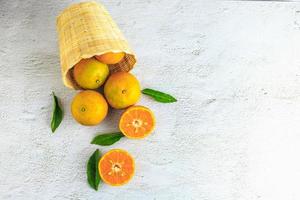 fruta naranja fresca en la cesta foto