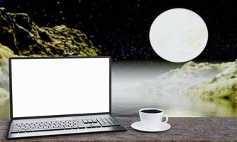 portátil o computadora personal con pantalla blanca en blanco sobre una larga mesa de madera. café negro en una taza blanca. trabajando en un entorno natural. fondo de montaña, mar y luna llena. representación 3d foto