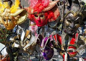 máscara de carnaval veneciano de colores en exhibición. padua, italia. foto