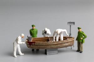 la policía y el detective de personas en miniatura están trabajando en el barco foto