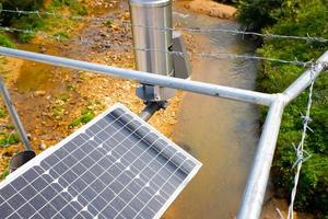 un panel solar en el clima del sistema de alerta automática, agua. planta de energía solar. paneles solares azules. una fuente alternativa de electricidad. foto